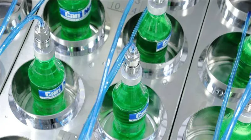 Vista interna da câmara de ensaio com soda cáustica e dos sensores de pressão do SCT-210