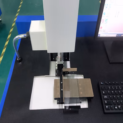 Detalhe da mesa motorizada XY do Micro-T1-Auto para ensaio de transmitância óptica