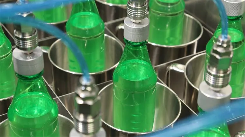 Garrafas PET conectadas às conexões pneumáticas do testador de fissuração sob tensão CanNeed-SCT-10
