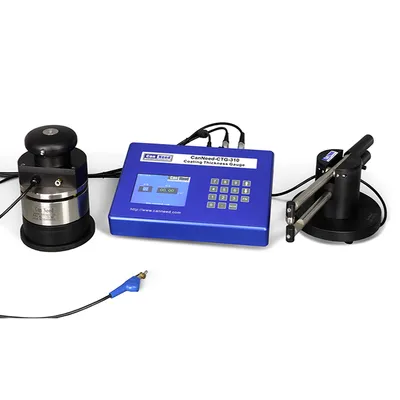 Medidor de espessura de revestimento CanNeed-CTG-310 medindo a gramatura de verniz em uma chapa metálica