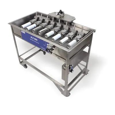Testador de vazamento para latas aerossol CanNeed ALT-600/ALT-800 com latas submersas em água para detecção de vazamentos