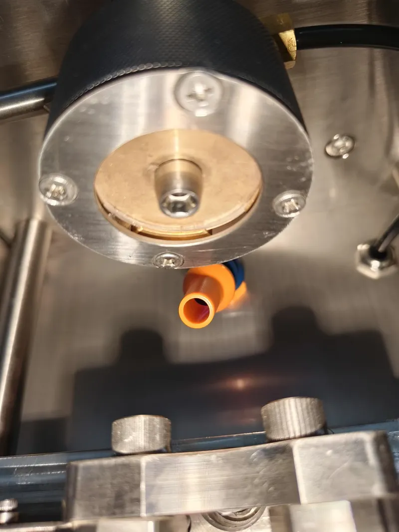 Testador BPT-4010 de duas estações medindo a pressão interna de uma garrafa de cerveja